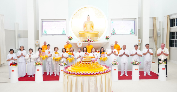 วัดพระธรรมกายฟลอริดา จัดพิธีสวดมนต์ข้ามปี และพิธีบูชาข้าวพระ