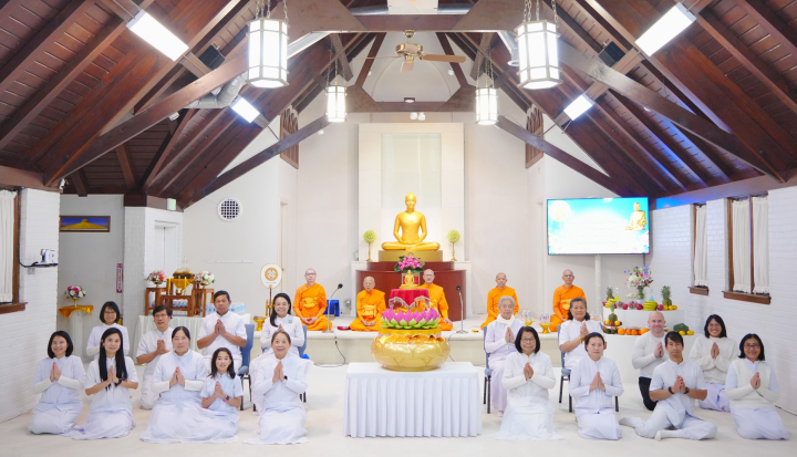 วัดพระธรรมกายชิคาโก จัดสวดมนต์ข้ามปี และพิธีบูชาข้าวพระ