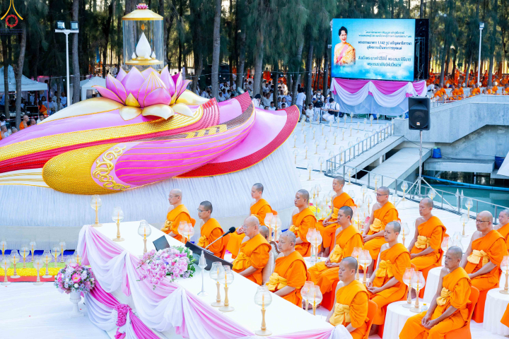 พิธีจุดประทีปถวายเป็นพุทธบูชาและบูชาธรรมพระมงคลเทพมุนี ณ อนุสรณ์สถานมหาวิหารพระมงคลเทพมุนี