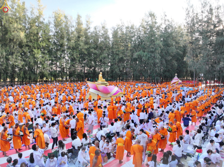 พิธีตักบาตรพระ 1,142 รูป ณ อนุสรณ์สถาน ลำดับที่ 1 อนุสรณ์สถานมหาวิหารพระมงคลเทพมุนี