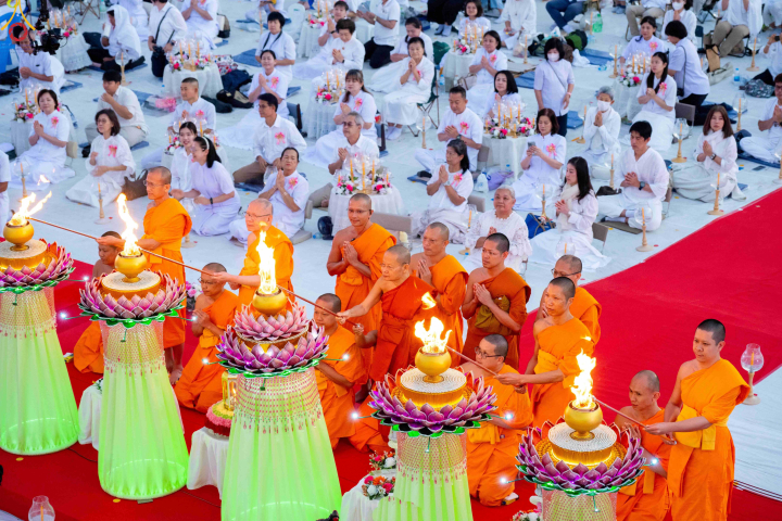 พิธีจุดประทีปบูชาธรรมพระมงคลเทพมุนี ณ อนุสรณ์สถานลำดับที่ 2 คลองบางนางแท่น จ.นครปฐม