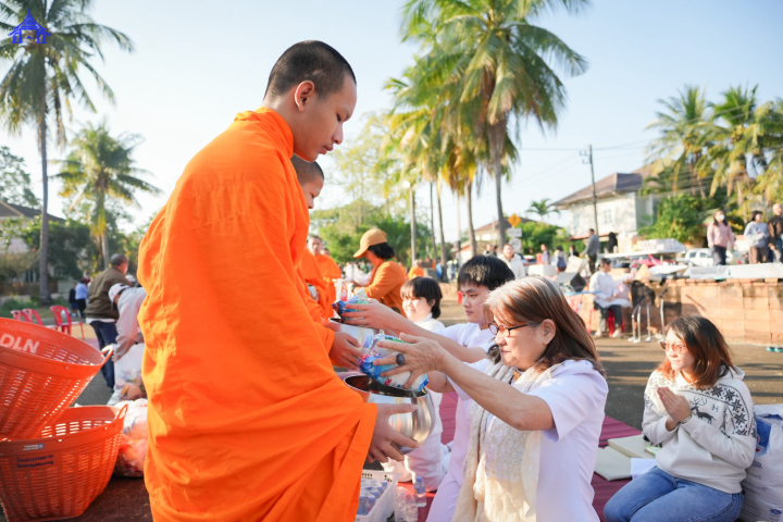 หมู่บ้านแลนด์ แอนด์ เฮ้าส์ พาร์ค แม่โจ้ จัดทำบุญตักบาตรแด่คณะสงฆ์ 69 รูป