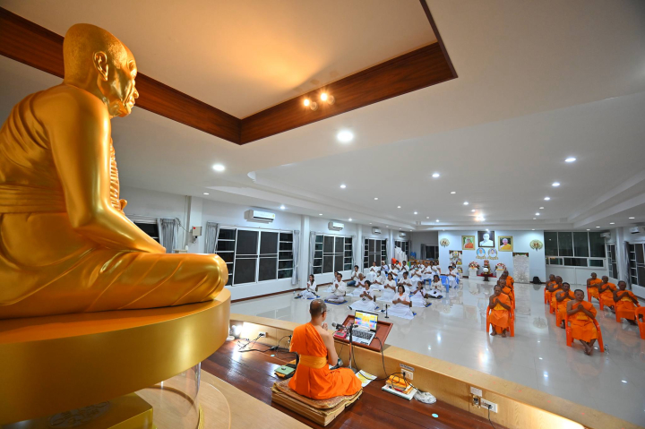ศูนย์ปฏิบัติธรรมพนมสารคาม จัดปฏิบัติธรรมประจำสัปดาห์โครงการหมู่บ้านรักษาศีล 5