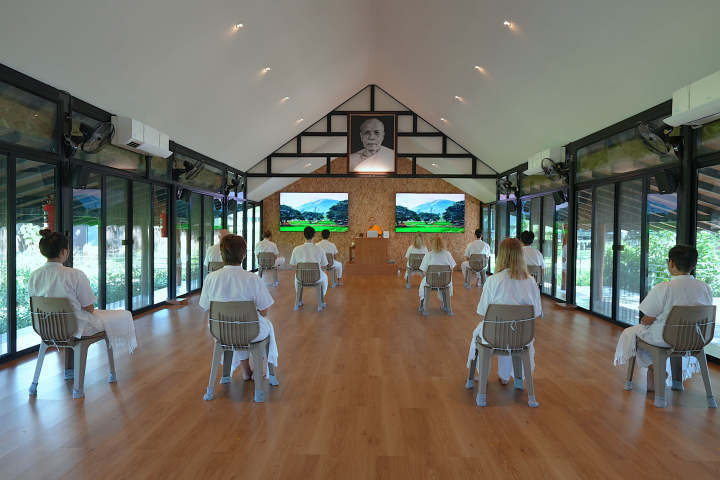 นักจิตรกรหญิงชาวฮ่องกง ร่วมปฏิบัติธรรมที่ศูนย์ปฏิบัติธรรมนานาชาติปาย