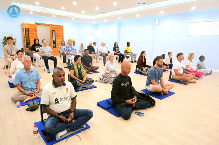 วัดพุทธเคปทาวน์ จัดปฏิบัติธรรมและสอนสมาธิแก่ชาวท้องถิ่น