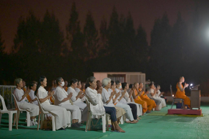 ศูนย์ปฏิบัติธรรมพนมสารคาม จัดพิธีจุดประทีปและเวียนประทักษิณ