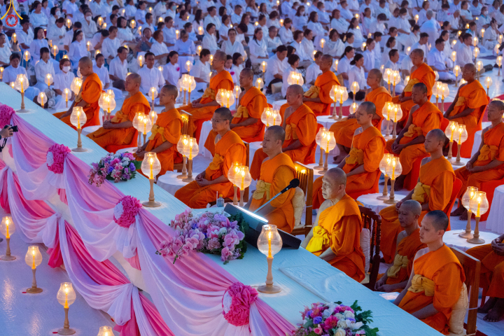 พิธีจุดประทีป ณ อนุสรณ์สถานบางปลา จ.นครปฐม สถานที่เผยแผ่วิชชาธรรมกายครั้งแรก
