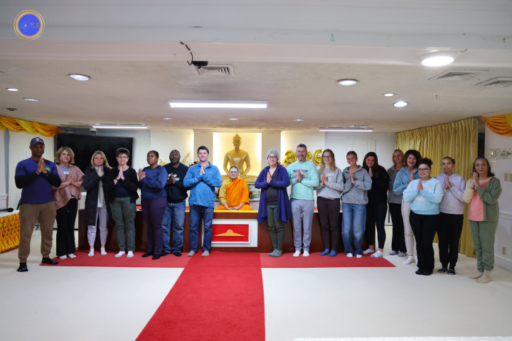 วัดพระธรรมกายดีซี  จัดคลาสสมาธิประจำสัปดาห์ให้แก่ชาวท้องถิ่น