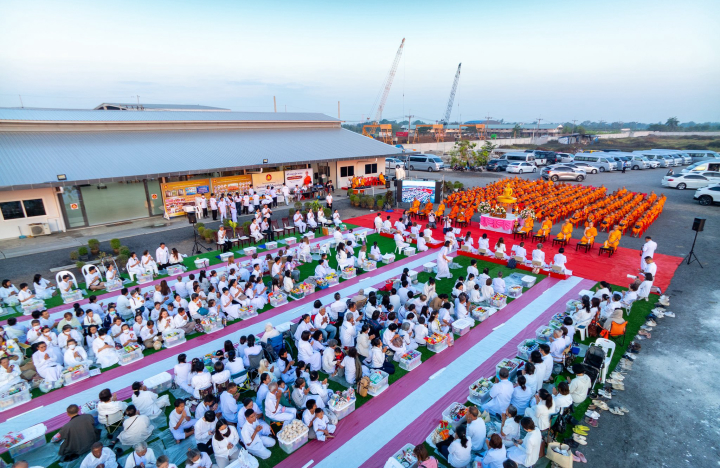พิธีตักบาตรสามเณรกว่า 200 รูป ณ ศูนย์ปฏิบัติธรรมเบญจธรรมบ้านปทุม จังหวัดปทุมธานี