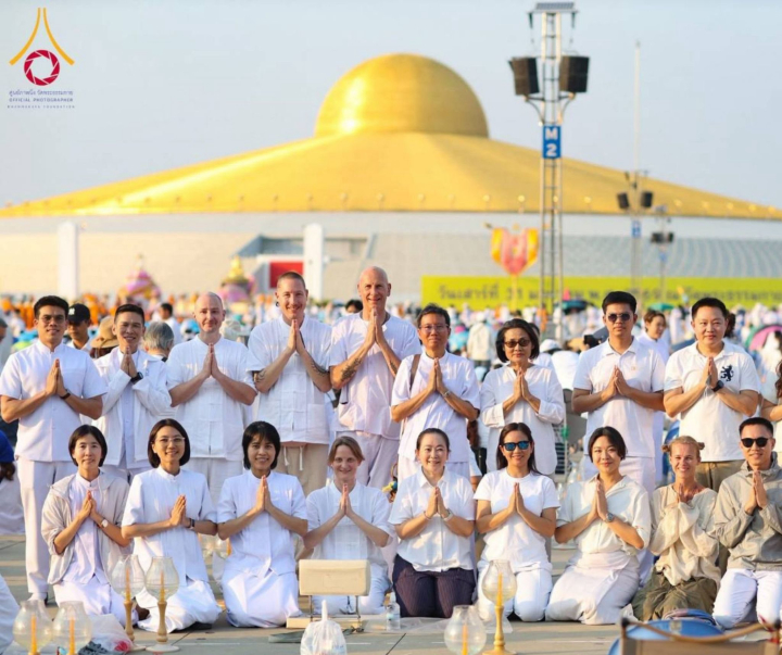 ชาวต่างชาติ เข้าร่วมพิธีจุดประทีป ณ วัดพระธรรมกาย
