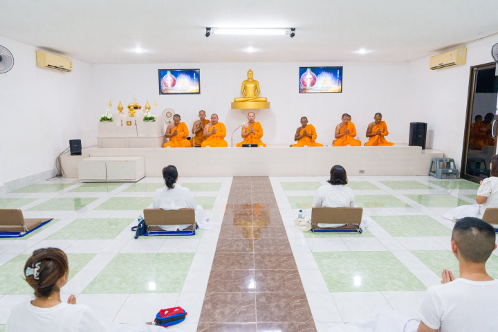 ศูนย์ปฏิบัติธรรมสุราษฎร์ธานี จัดสวดมนต์บทธัมมจักกัปปวัตตนสูตร และพิธีจุดประทีป