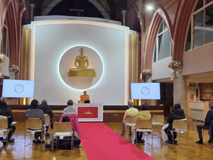 วัดพระธรรมกายลอนดอน จัดชั้นเรียนสมาธิประจำสัปดาห์