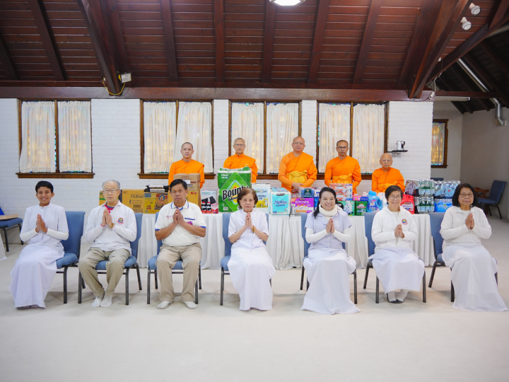 วัดพระธรรมกายชิคาโก จัดพิธีถวายกองบุญเครื่องอุปโภค-บริโภค