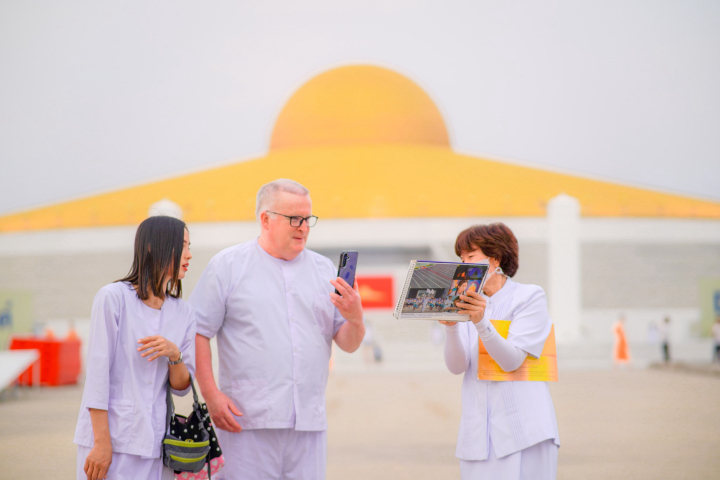 แขกชาวอเมริกัน และชาวไทย เดินทางมาเยี่ยมชมวัดพระธรรมกาย