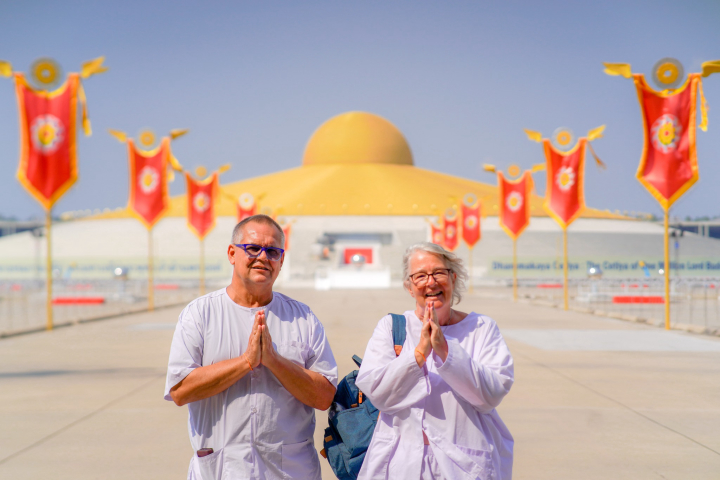 ชาวเยอรมัน เดินทางมาเยี่ยมชมวัดพระธรรมกาย