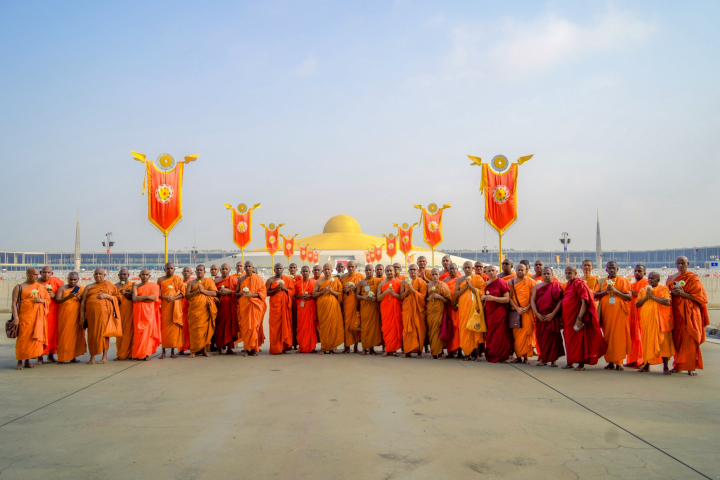 พระภิกษุจากประเทศศรีลังกา เดินทางมาเยี่ยมชมวัดพระธรรมกาย
