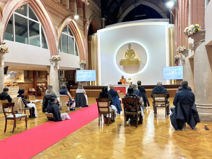 วัดพระธรรมกายลอนดอน จัดกิจกรรมชั้นเรียนสมาธิประจำสัปดาห์