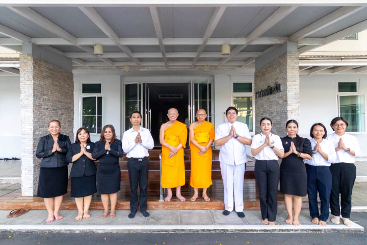 ผู้อำนวยการสำนักงานเขตพื้นที่การศึกษาประถมศึกษาปทุมธานี เขต 1 และคณะเข้ากราบนมัสการหลวงพ่อทัตตชีโว และเจ้าอาวาสวัดพระธรรมกาย