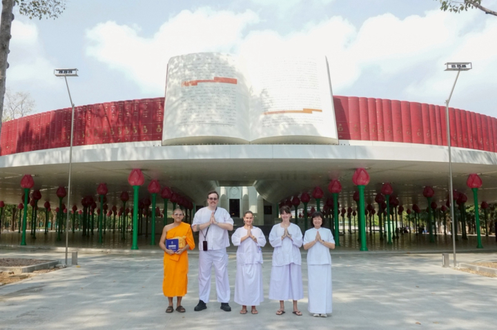 นักออร์แกไนซ์จัดงานดนตรีจากสหราชอาณาจักร เดินทางมาเยี่ยมชมวัดพระธรรมกาย