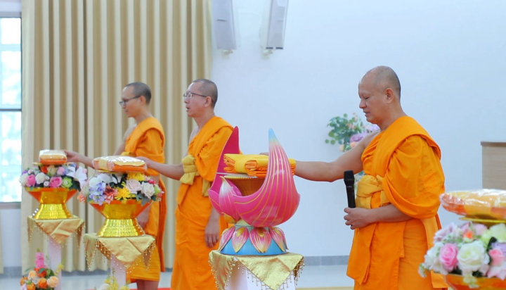 ศูนย์ปฏิบัติธรรมน้ำใสใจสว่าง จัดพิธีทอดผ้าป่าสร้างโรงครัวและหอฉันคุณยายอาจารย์ฯ