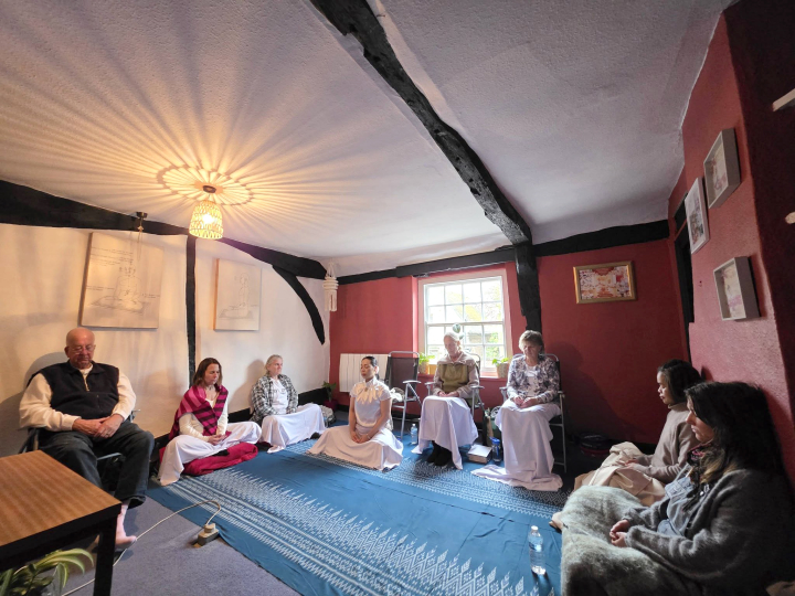 คณะสงฆ์วัดพระธรรมกายลอนดอน รับนิมนต์เป็นเนื้อนาบุญ ณ ร้านอาหาร Thai Orchid และ Moon Massage Retreat