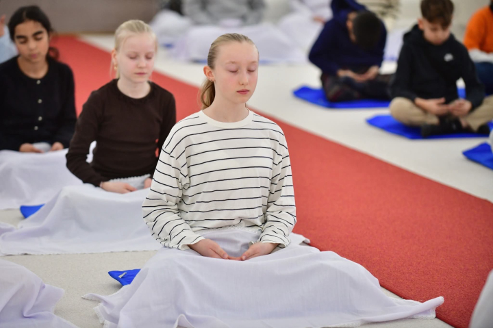 นักเรียนต่างชาติเรียนรู้สมาธิค้นพบความสงบภายใน ณ วัดพระธรรมกายคอร์ซัวร์ ลุสท์สโกว