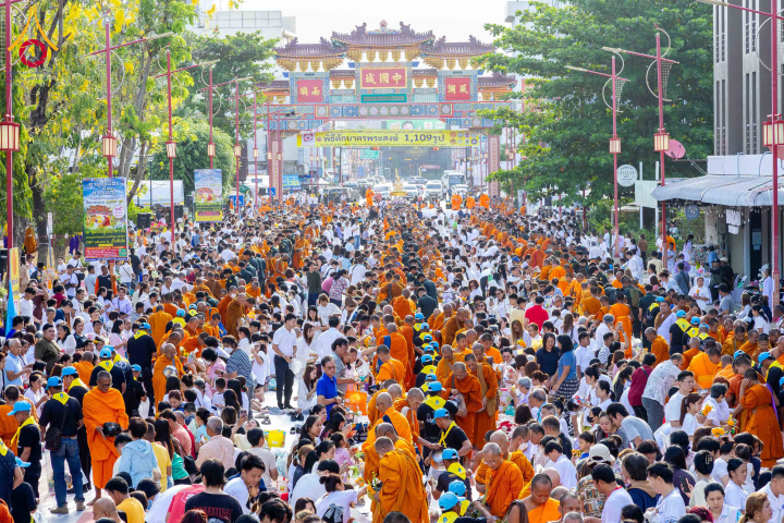 พิธีตักบาตรพระ 1,109 รูป เสริมสิริมงคล 109 ปี เมืองหาดใหญ่ ฟื้นฟูขวัญกำลังใจหลังมหาอุทกภัย