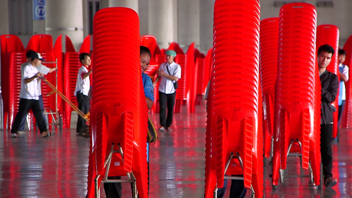 เจ้าหน้าที่ฝ่ายโภชนาการ เตรียมเก้าอี้ฉันภัตตาหารพระสังฆาธิการ งานถวายมหาสังฆทาน 40,000 วัด