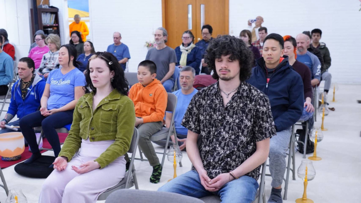 Wat Phra Dhammakaya Seattle holds “Full Moon Meditation” for the locals