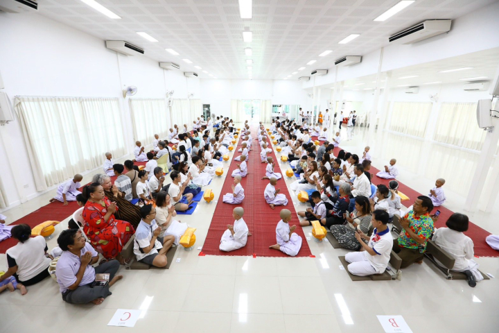 ศูนย์ปฏิบัติธรรม ธรรมธารา สายไหม จัดพิธีตัดปอยผม และมอบบาตรผ้าไตร โครงการบรรพชาสามเณรฟื้นฟูพระพุทธศาสนาทั่วไทย