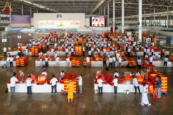 บรรยากาศเตรียมพับกล่องไทยธรรมถวายสังฆทาน 40000 วัดทั่วประเทศ ณ วัดพระธรรมกาย