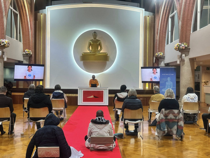วัดพระธรรมกายลอนดอน จัดชั้นเรียนสมาธิประจำสัปดาห์
