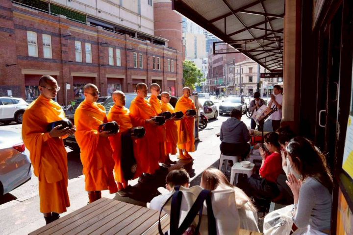ลูกพระธัมฯ วัดพระธรรมกายซิดนีย์ ร่วมกันตักบาตรแด่คณะสงฆ์ ณ ย่านไทยทาวน์