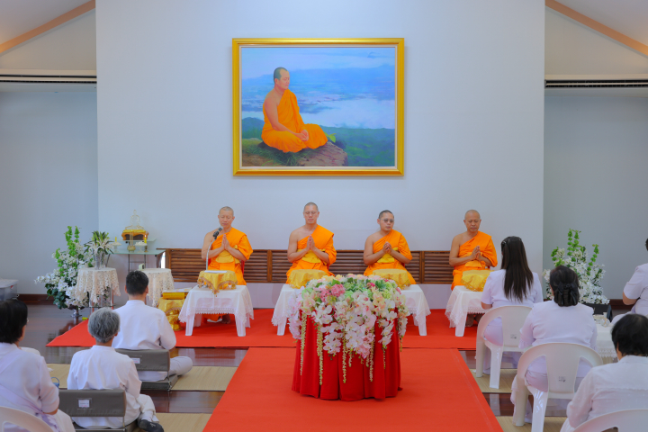 คณะเจ้าภาพร่วมใจทอดผ้าป่าบำรุงศูนย์ปฏิบัติธรรมริมน้ำ จังหวัดกาญจนบุรี