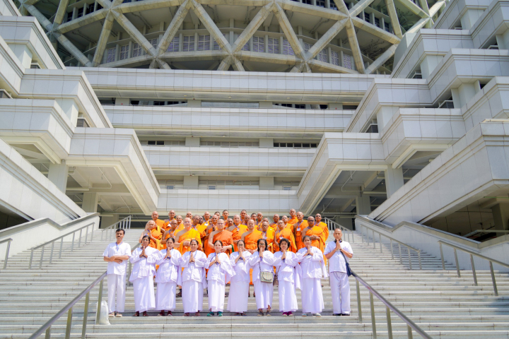 พระภิกษุชาวอินเดีย เดินทางมาเยี่ยมวัดพระธรรมกาย