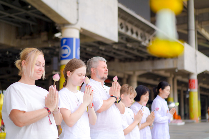 ครอบครัวของผู้จัดการฝ่ายซอฟต์แวร์จากฮังการี เดินทางมาเยี่ยมวัดพระธรรมกาย