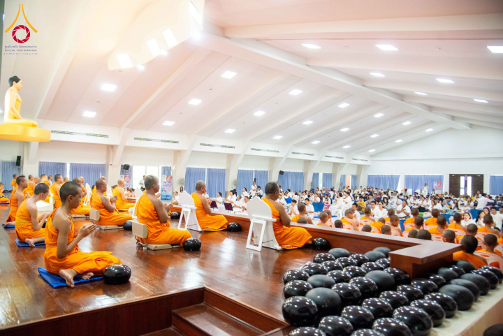 พิธีทำบุญตักบาตรสามเณร เนื่องในวันสงกรานต์ ณ ศูนย์ปฏิบัติธรรมระยอง (บ้านช่องลม)