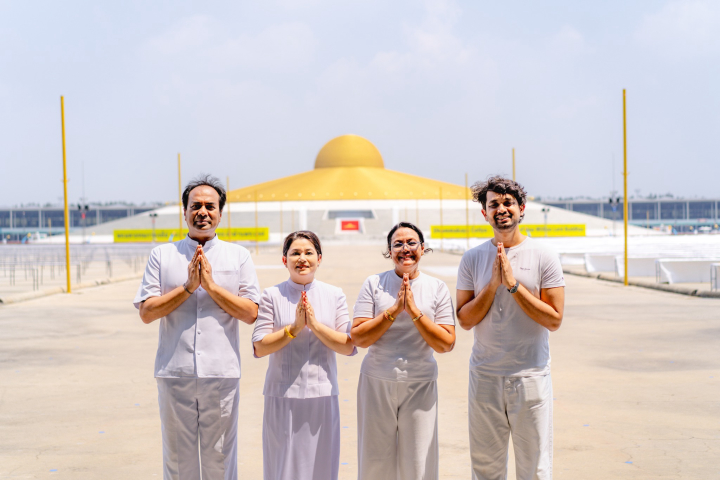 ชาวบังกลาเทศ เดินทางมาเยี่ยมชมวัดพระธรรมกาย