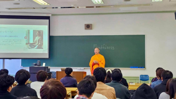 A meditation course at Ryukoku University, conducted by Dhammaduta monks from Wat Phra Dhammakaya
