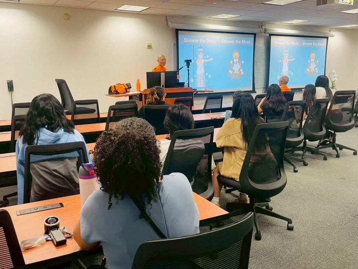 บรรณารักษ์และชมรมนักศึกษาสถาบันเทคโนโลยีนิวยอร์ก นิมนต์พระเถรวาทสอนสมาธิและบรรยายธรรมะ