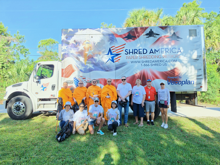 คณะสงฆ์ เจ้าหน้าที่และกัลยาณมิตรวัดพระธรรมกายปาล์มบีช ร่วมกิจกรรม Big Cleaning 