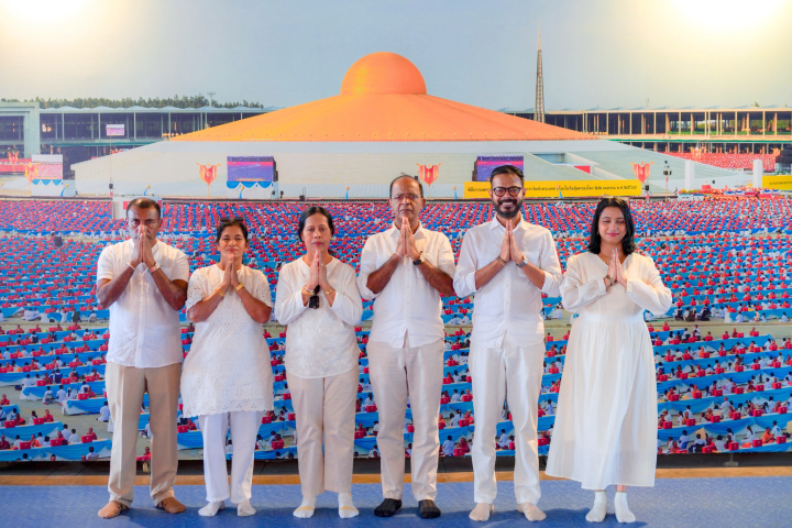 ชาวศรีลังกา เดินทางมาเยี่ยมชมวัดพระธรรมกาย