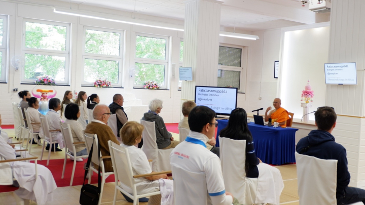วัดพุทธนอร์ดไรน์ เวสฟาเลน จัดปฏิบัติธรรมชาวท้องถิ่น