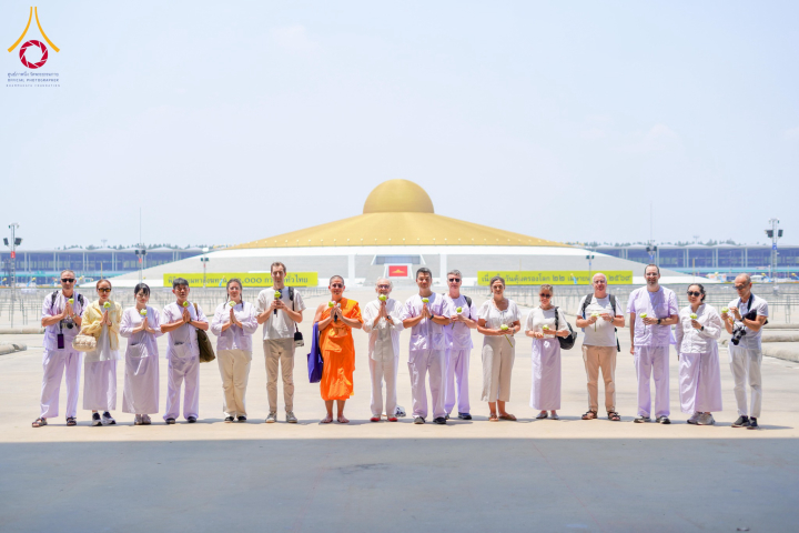 ชาวต่างชาติ เดินทางมาเยี่ยมชมวัดพระธรรมกาย