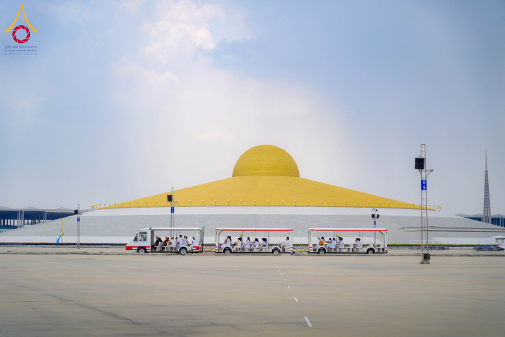 คณะสงฆ์จากเมียนมา และคณะอุบาสิกาจากอินเดีย มาเยี่ยมชมวัดพระธรรมกาย