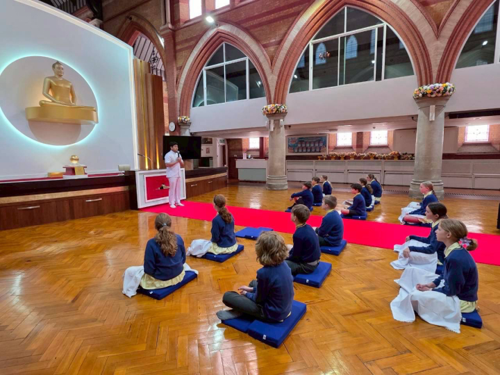 นักเรียน Duke of Kent School เดินทางมาเยี่ยมชมและเรียนรู้พระพุทธศาสนา ณ วัดพระธรรมกายลอนดอน