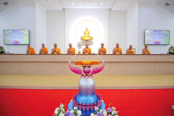 ศูนย์ปฏิบัติธรรมน้ำใสใจสว่าง จัดพิธีทอดผ้าป่าติดตั้งแผ่นพื้นสำเร็จโรงครัว-หอฉันฯ และมอบทุนการศึกษา