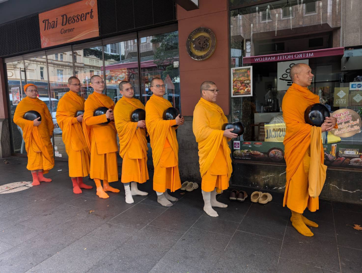 สาธุชนร่วมตักบาตรแด่คณะสงฆ์วัดพระธรรมกายซิดนีย์ ณ ย่านไทยทาวน์