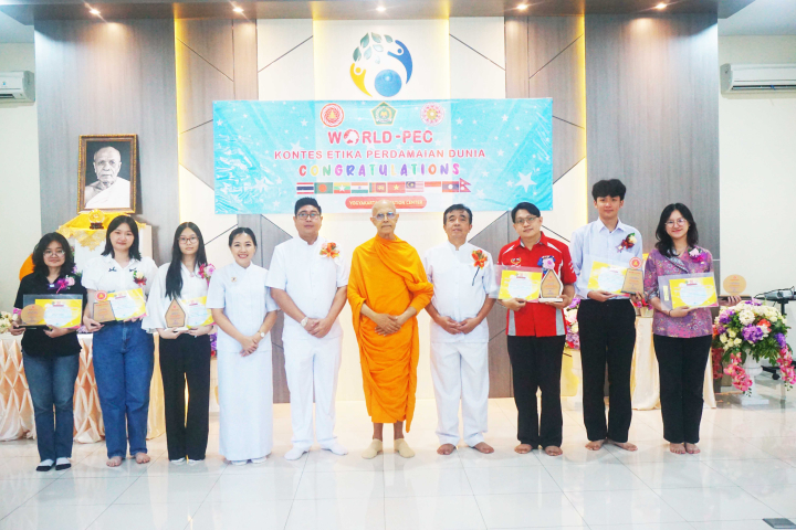 ศูนย์ปฏิบัติธรรมยอกยาการ์ต้าจัดพิธีมอบโล่รางวัล แก่ผู้สอบ World PEC ครอบครัวอบอุ่น ภาษาอินโดนีเซีย
