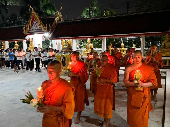 พุทธศาสนิกชน อำเภอคลองหลวง ร่วมกิจกรรมงานบุญเนื่องในวันวิสาขบูชา
